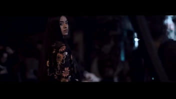 Mujer tan bella y yo con una botella