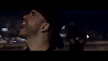 Mujer tan bella y yo con una botella