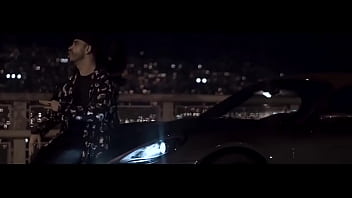 Mujer tan bella y yo con una botella