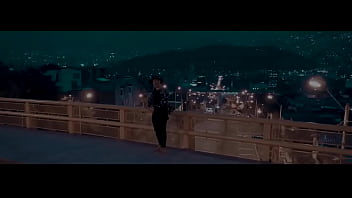 Mujer tan bella y yo con una botella