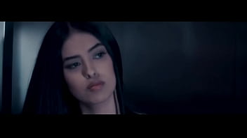 Mujer tan bella y yo con una botella