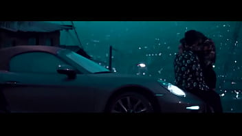 Mujer tan bella y yo con una botella