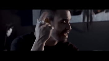 Mujer tan bella y yo con una botella