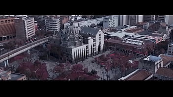 Mujer tan bella y yo con una botella