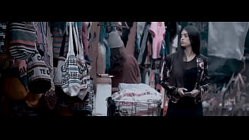 Mujer tan bella y yo con una botella