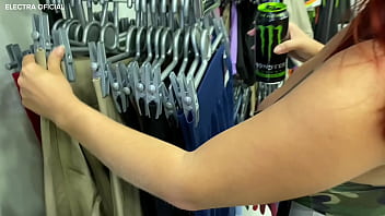 Essa vendedora é muito safada a loja tava cheia mas ela só queria minha porra na boca