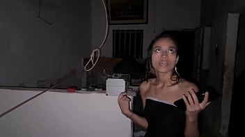 Mi vecina aprovecha que se hace de noche para entrar a mi casa y tener una buena cogida