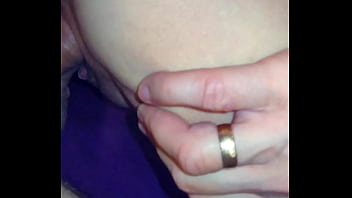 Жену трахают большим членом и ее писька растягивается