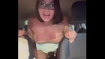 Motorista de uber fode asiática casada gostosa enquanto o corno dirige e assiste sua esposa sendo arregacada pelo negão sem camisinha