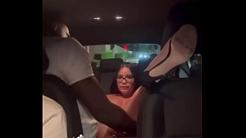 Motorista de uber fode asiática casada gostosa enquanto o corno dirige e assiste sua esposa sendo arregacada pelo negão sem camisinha