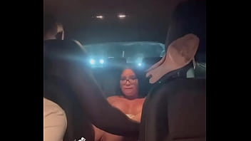 Motorista de uber fode asiática casada gostosa enquanto o corno dirige e assiste sua esposa sendo arregacada pelo negão sem camisinha