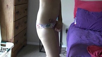 Hot babe twerks her sexy ass on cam