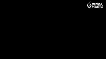 Gostosa socou um consolo gigante la no fundo da bucetinha e ficou melada