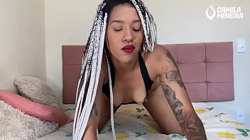 Gostosa socou um consolo gigante la no fundo da bucetinha e ficou melada