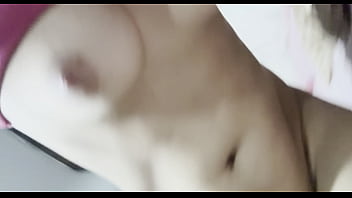 Que rico se masturba estrenando su juguetito