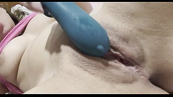 Que rico se masturba estrenando su juguetito