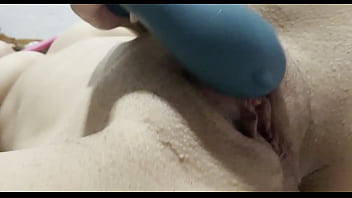 Que rico se masturba estrenando su juguetito
