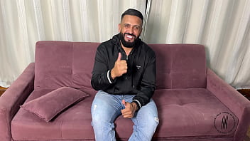 Trailer entrevistando seu cuzinho