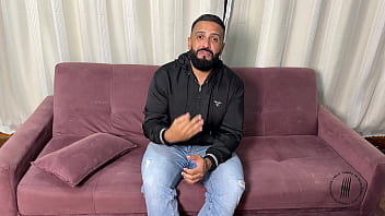 Trailer entrevistando seu cuzinho