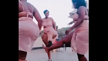 Negras culonas moviendo el trasero