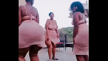 Negras culonas moviendo el trasero