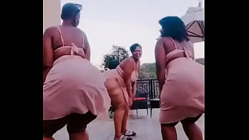 Negras culonas moviendo el trasero