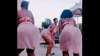 Negras culonas moviendo el trasero