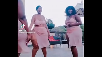 Negras culonas moviendo el trasero