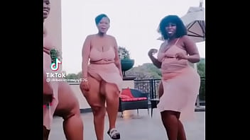 Negras culonas moviendo el trasero