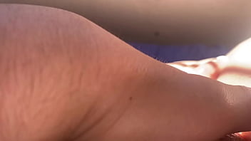 En la mañana me pongo muy caliente corro mi pantie hacia un lado y me másturbo intensamente