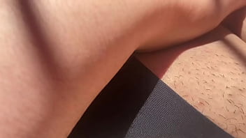 En la mañana me pongo muy caliente corro mi pantie hacia un lado y me másturbo intensamente