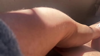 En la mañana me pongo muy caliente corro mi pantie hacia un lado y me másturbo intensamente