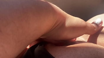 En la mañana me pongo muy caliente corro mi pantie hacia un lado y me másturbo intensamente