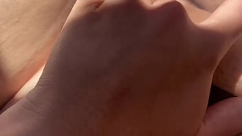 En la mañana me pongo muy caliente corro mi pantie hacia un lado y me másturbo intensamente