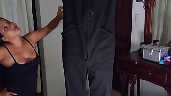 Tengo sexo con el técnico por qué no tenía para pagarle le ofrecí sexo y me dio muy duro por la boca y la vagina