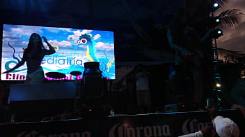 Mujeres enseñando sus mejores atributos