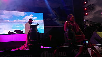 Mujeres enseñando sus mejores atributos