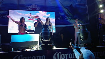 Mujeres enseñando sus mejores atributos