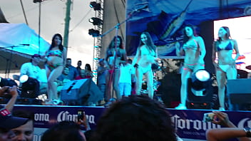 Mujeres enseñando sus mejores atributos