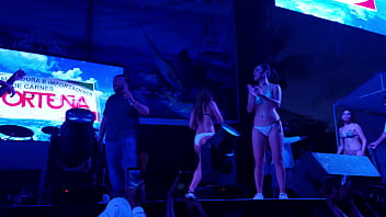 Mujeres enseñando sus mejores atributos