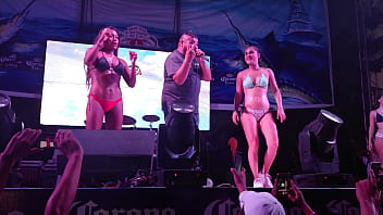 Mujeres enseñando sus mejores atributos