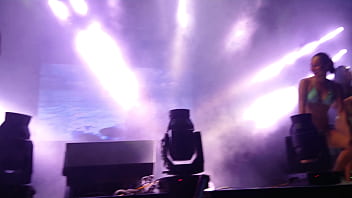 Mujeres enseñando sus mejores atributos