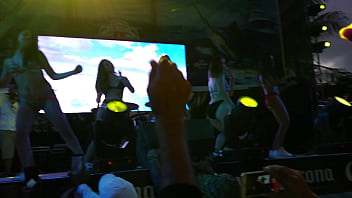 Mujeres enseñando sus mejores atributos