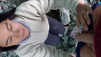 Chupando su verga y tragando leche en el glaciar hielo azul de el bolson