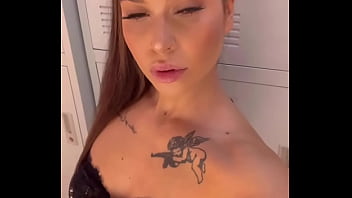 N’hésite pas à me faire part de tes envies soldats je réalise tes désirs