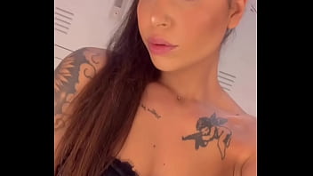 N’hésite pas à me faire part de tes envies soldats je réalise tes désirs