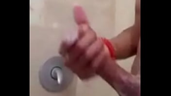 Pajiandose en el baño