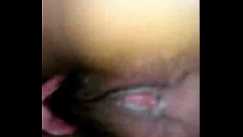 Le gusta que le chupen el culo y hasta le palpita el hoyo puta infiel se mete con el vecino para que le mame el culo mientras que su novio trabaja