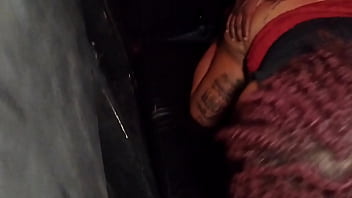 Slut se divertindo no glory hole