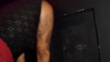 Slut se divertindo no glory hole